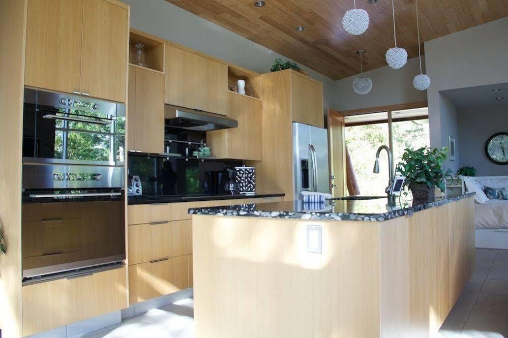 Pointhouse Suites On Sargeant Bay Halfmoon Bay Екстериор снимка